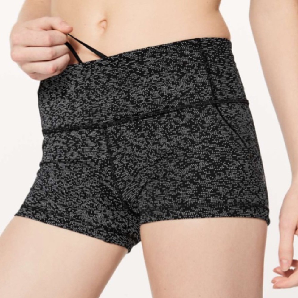 Lululemon Quick Pace Short 2.5" Soundwave White Black Size 4